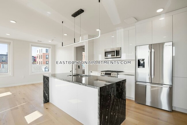 Building Photo - 194 Sumner St