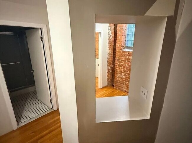 Building Photo - 452 Park Dr