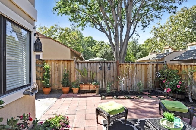 Building Photo - 545 Cassatt Way