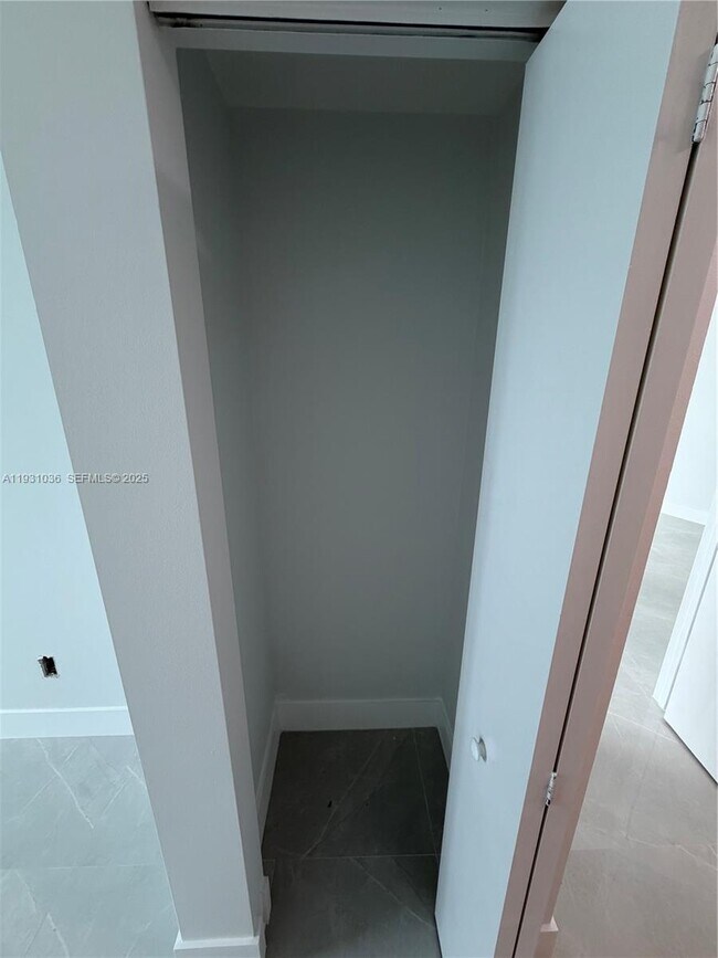 Building Photo - 2475 Brickell Ave