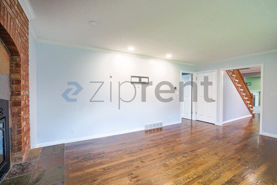 Building Photo - Unit