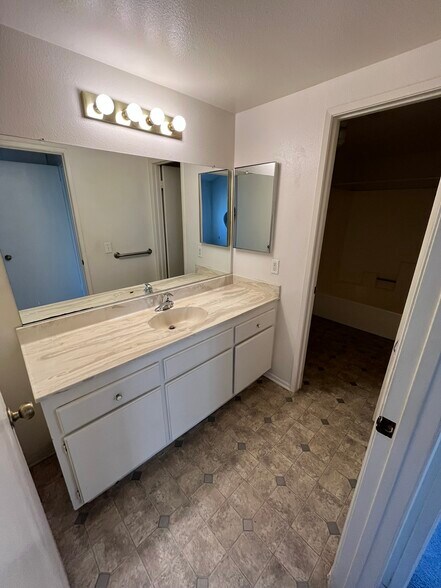 Building Photo - 224 Oakleaf Dr