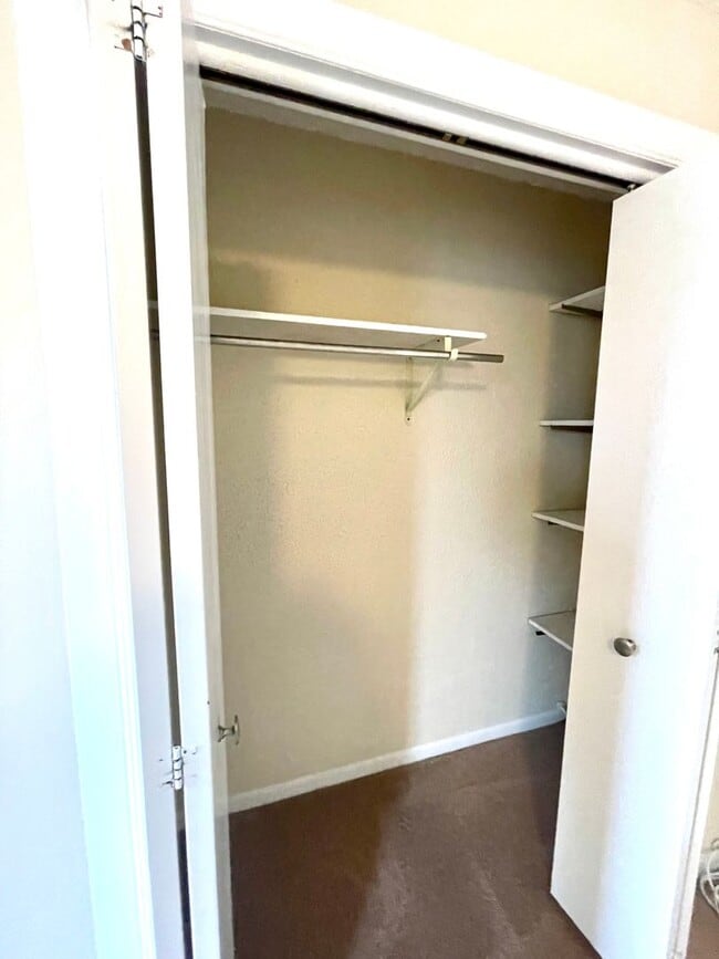 Building Photo - Large House with A/C, deck, updated kitchen, laundry, pet friendly September 1st