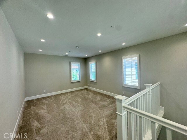 Building Photo - 110 Statura