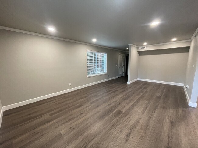 Building Photo - Modern 2 Bedroom Condo