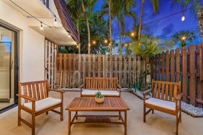 Building Photo - 825 Center St