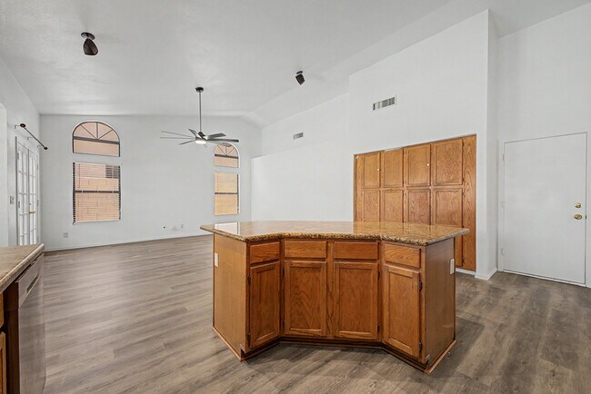 Building Photo - 3103 N Meadow Ln