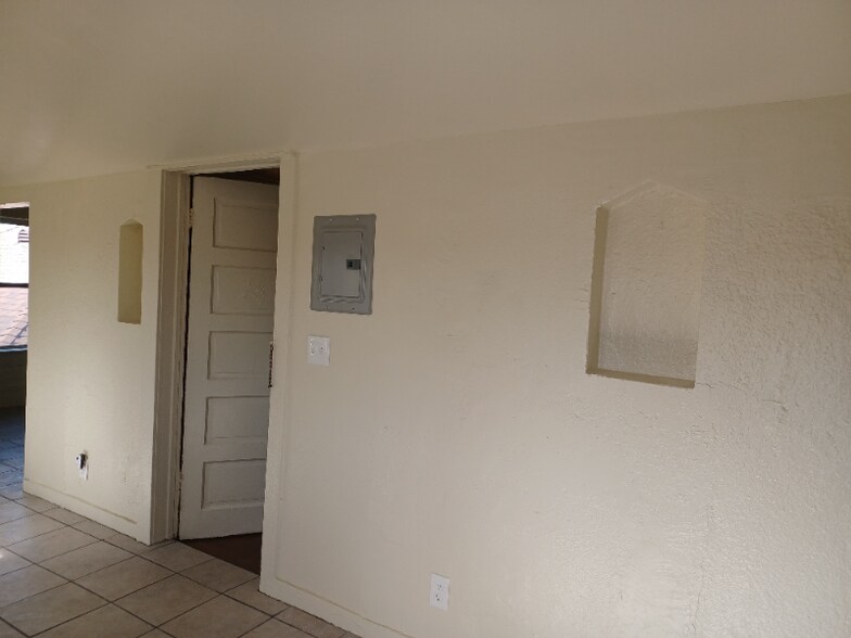 Building Photo - 1251 E 59th Pl