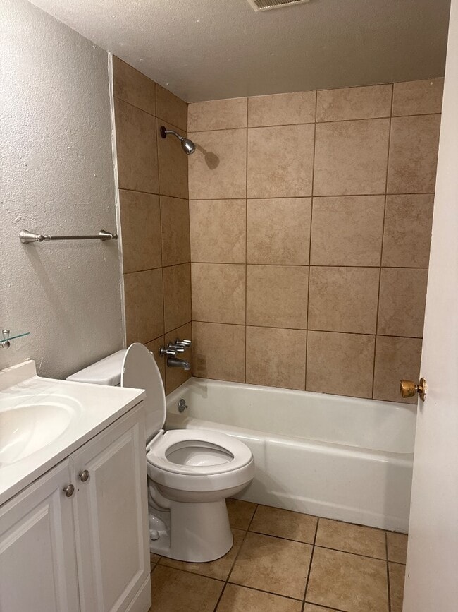 Building Photo - 920 San Pedro Dr SE