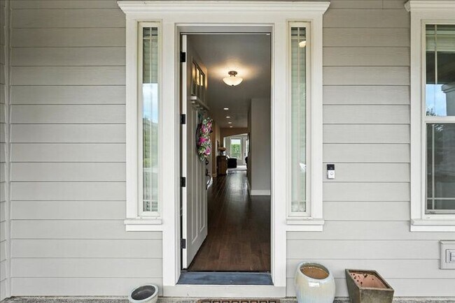 Building Photo - Elegant 3-Bedroom Fully Furnished Home wit...