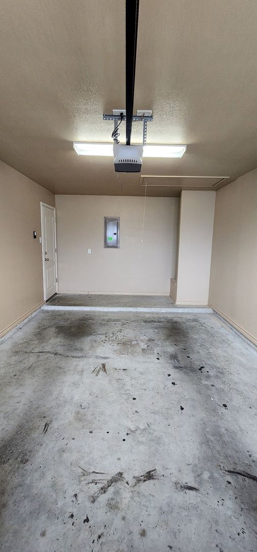 Building Photo - Beautiful 3 Bed, 2 Bath Duplex in Clear Creek Area - Viewable Now