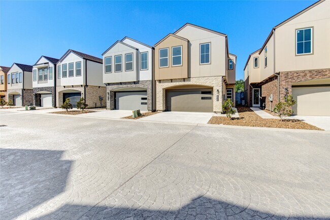 Building Photo - 2922 El Fenice Ln