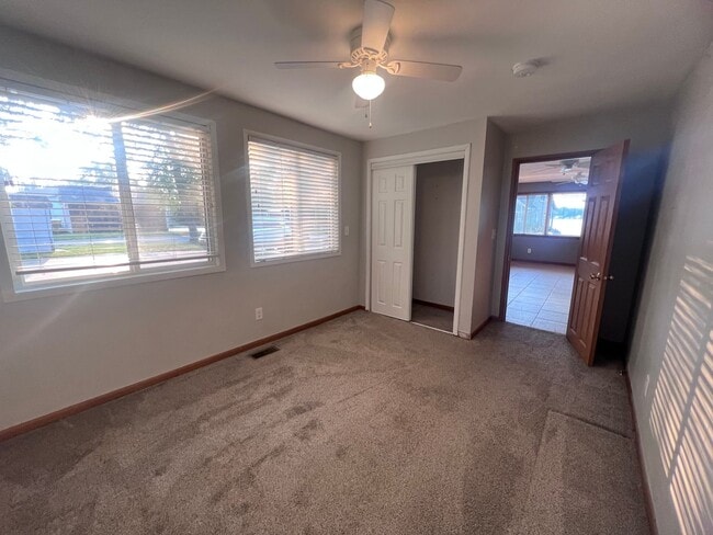 Building Photo - Adorable 2 bedroom home in the Silver Lake...