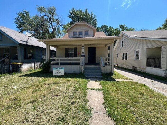Building Photo - 3 Bed/1 Bath Home with Fenced Yard / Pet-Friendly / Vouchers Accepted / Coming Soon!