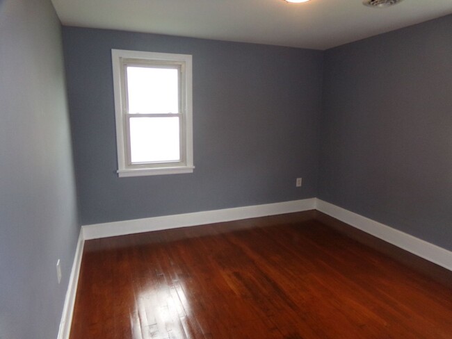 Building Photo - 2 BR in Colonial Heights!