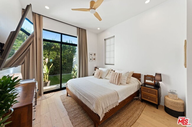 Building Photo - 358 N Bronson Ave