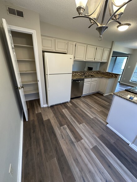 Kitchen - 4621 Hamory Dr