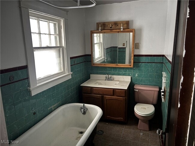 Building Photo - 365 Marmion Ave