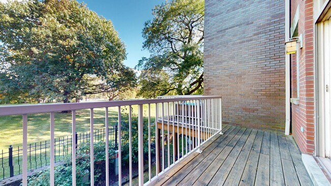 Building Photo - 556 E 32nd St