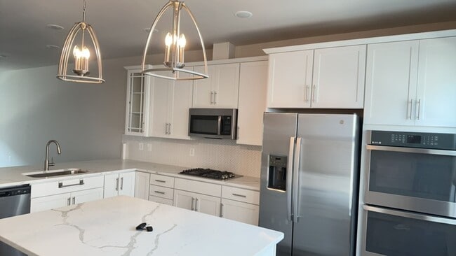 Building Photo - Beautiful contemporary TH in desirable North Hill