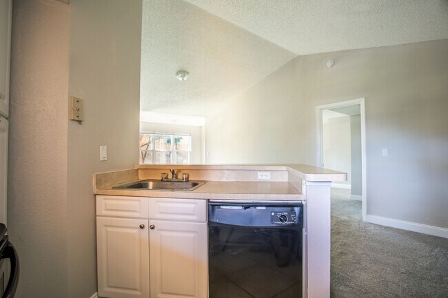 Building Photo - Venetian Place - 1428