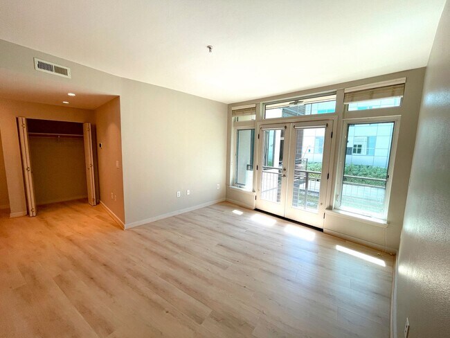 Building Photo - Bright Condo in NW Portland with Washer/Dr...