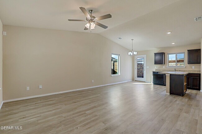 Building Photo - 14321 Paraiso Dr