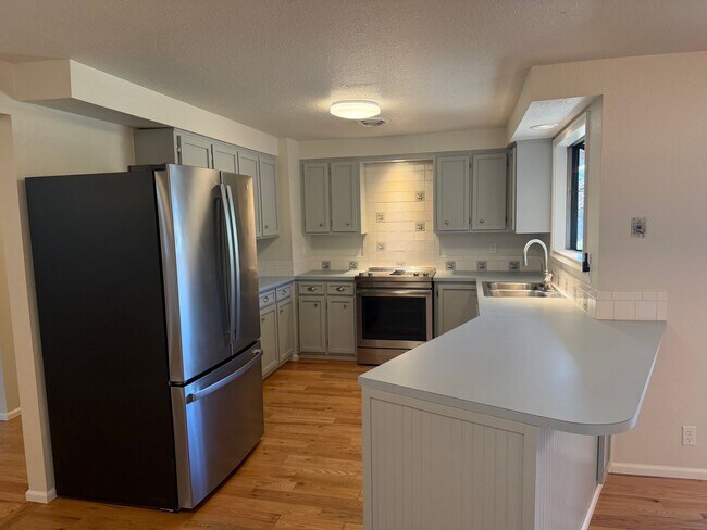 Building Photo - Updated 3-bedroom, 2-bathroom house in desirable Thurston neighborhood!