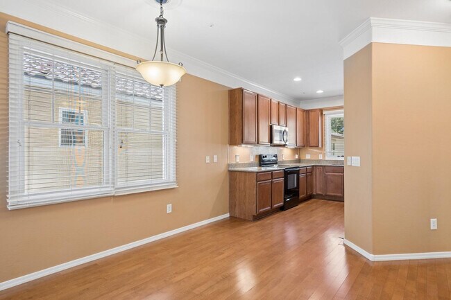 Building Photo - 1319 S Sabino Dr