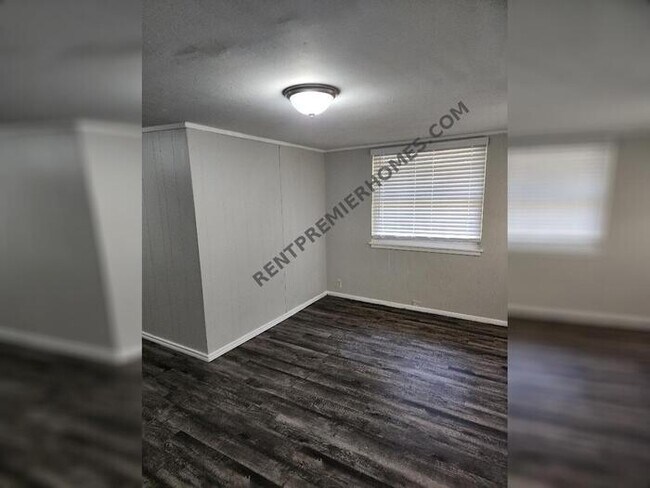 Building Photo - 741 Lynda Dr