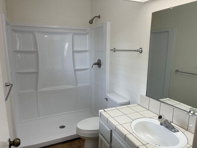 Building Photo - Fresh & Clean 3br with views