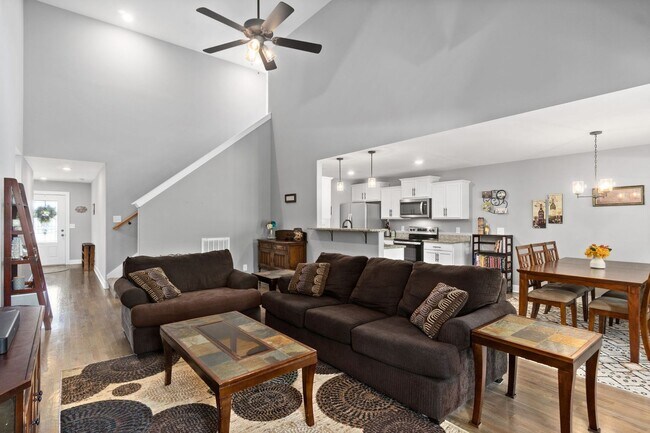 Building Photo - 4 Bedroom Near Post With River Access For ...