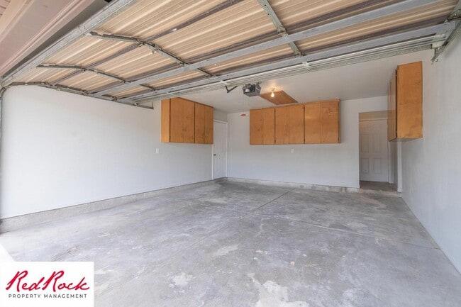 Building Photo - Remodeled 2 Bedroom Townhome. Pet Friendly!