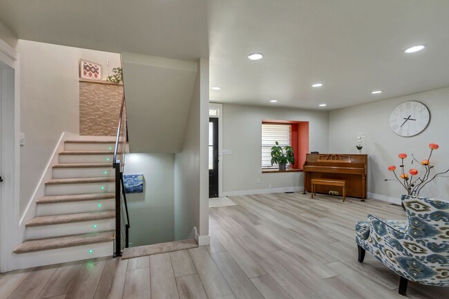 Building Photo - Beautiful 5-Bedroom Home in Sandy!