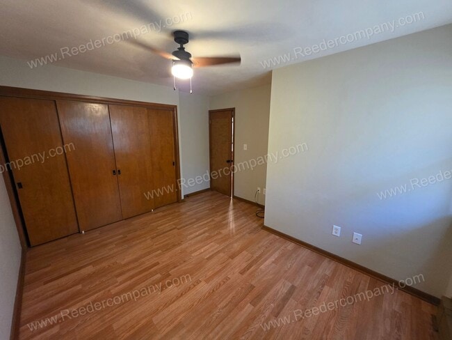 Building Photo - Spacious and updated 2 bedroom 1 bathroom Duplex