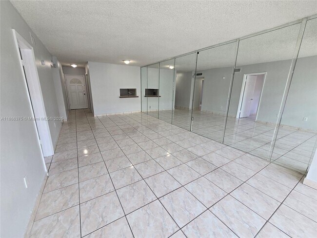 Building Photo - 120 Royal Palm Rd