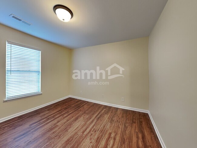 Building Photo - 3005 Quail Oaks Dr