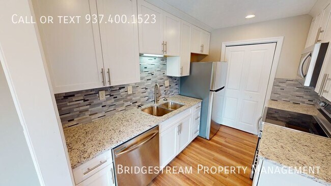 Building Photo - Beautiful ground level 2 bedroom, 2 full b...