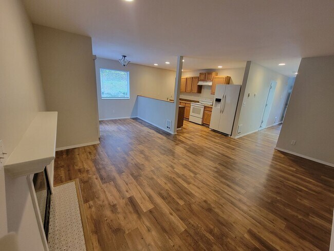 Building Photo - Freshly Painted Duplex in the Heart of Sil...