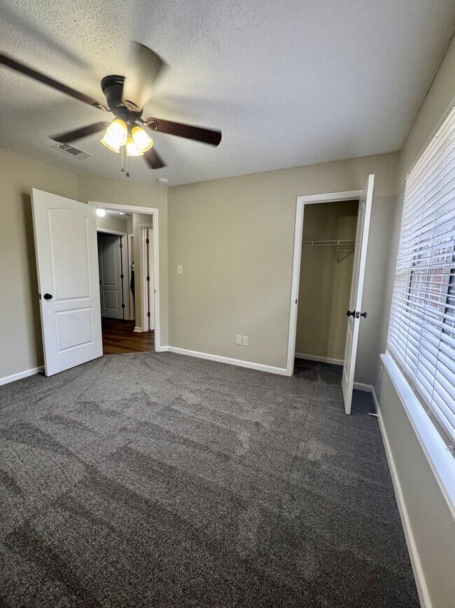 Building Photo - Your Private Retreat 3 Bedroom 2 Bath RentalAwaits!