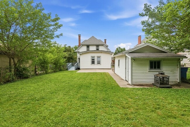Building Photo - CHEVIOT: Charming 4 bed 2.5 bath 1 car detached garage