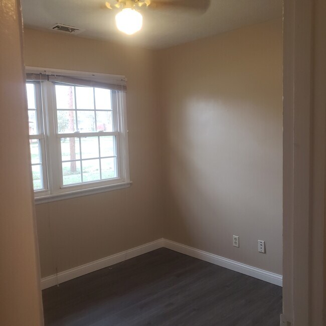 Building Photo - 4608 Aral Dr