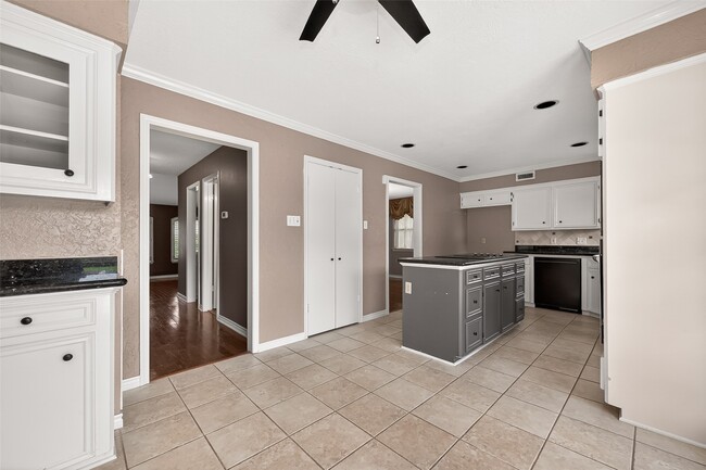Building Photo - 4003 W Valley Dr