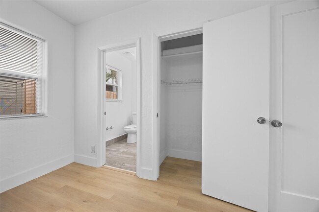 Building Photo - 412 SE 16th St