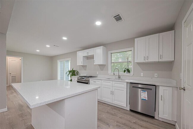 Building Photo - 7702 Darnay Dr
