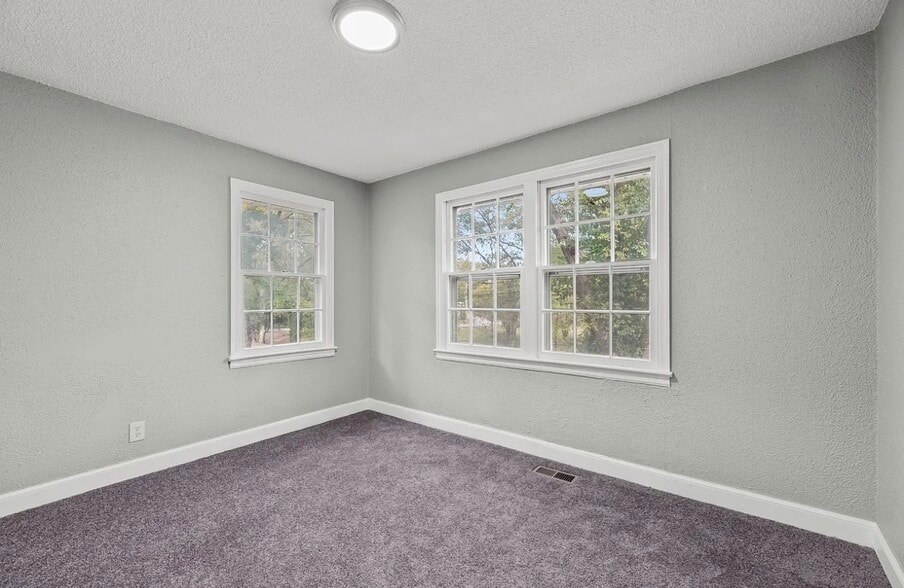 Building Photo - 1829 River Dr