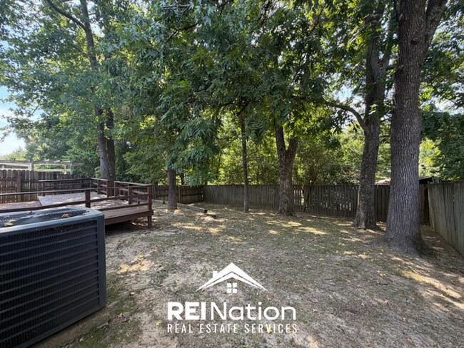 Building Photo - INCREDIBLE LAYOUT! 3BR/2BA Memphis Gem | Vaulted Ceilings & Soaking Tub | Deck & Fenced Yard!
