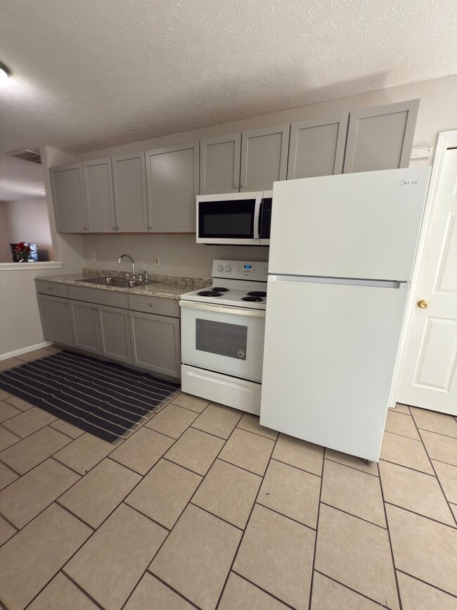 Building Photo - Churchill Downs Residence