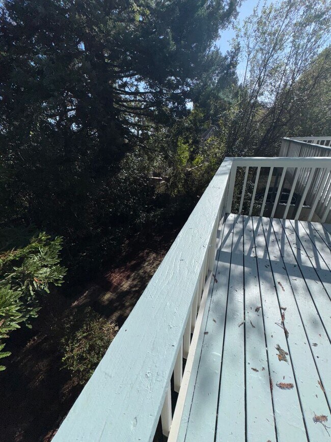 Building Photo - Walking distance to beaches, restaurants, 3 bedroom, 2 bathroom, upstairs level of home