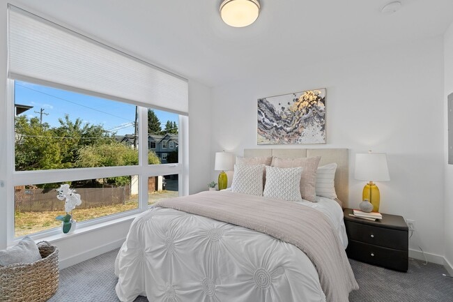 Building Photo - Modern 2bd/2ba Townhome with Rooftop & Par...